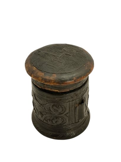 ETUI A PYXIDE à âme en bois couverte de cuir...