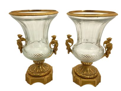 PAIRE DE VASES MEDICIS, la vasque en cristal...