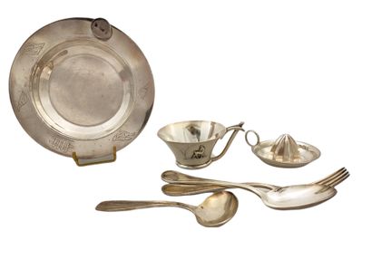 LOT DE SIX ACCESSOIRES DE TABLE D'ENFANT...