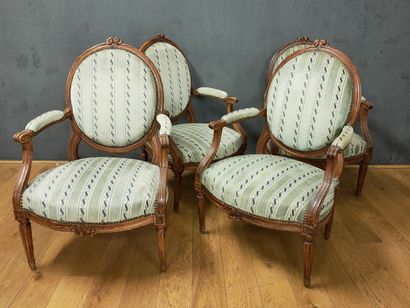 SUITE DE QUATRE LARGES FAUTEUILS A DOSSIER...
