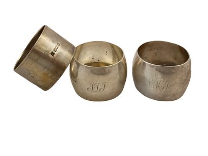 TROIS RONDS DE SERVIETTE dont une paire -...