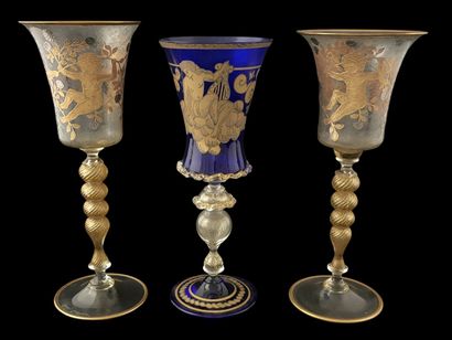 TROIS VERRES à buvant cornet DONT UNE PAIRE...