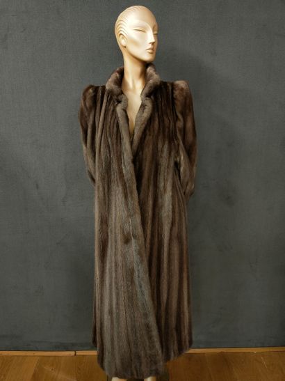 FOURRURES GEORGE V - MANTEAU en Vison iris...