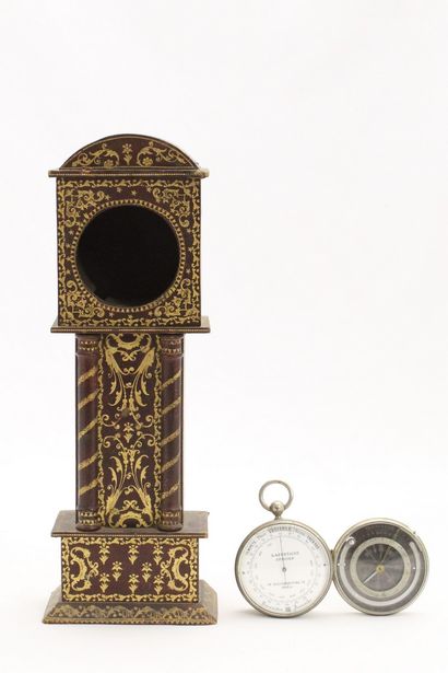 PORTE- MONTRE en forme d'horloge de parquet...