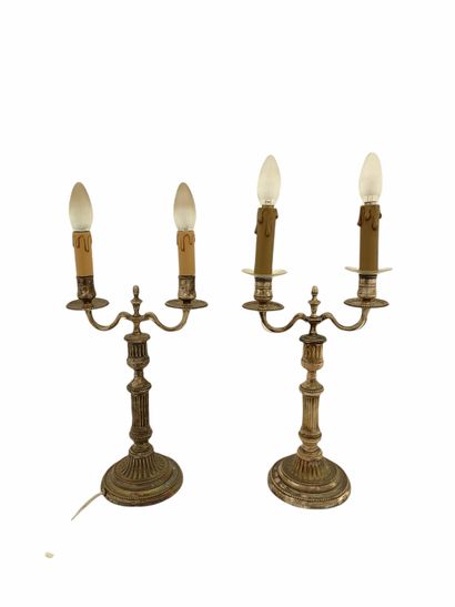 PAIRE DE CANDELABRES A DEUX LUMIERES en bronze...