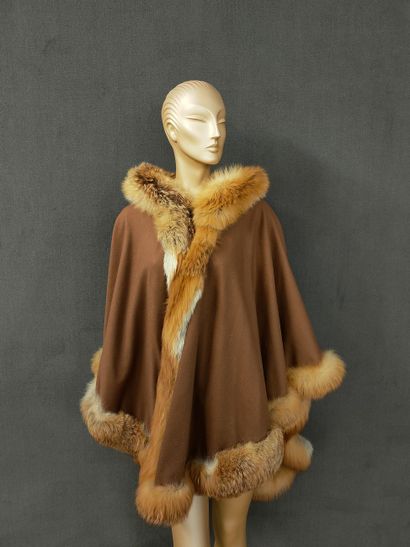 CAPE COURTE A CAPUCHE REVERSIBLE en laine...