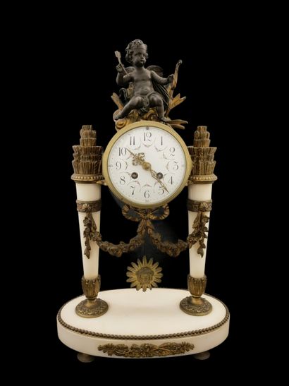GARNITURE DE CHEMINEE de Style Louis XVI...
