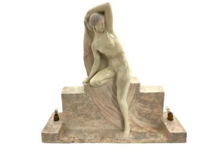 F. ROZAY (XXème Siècle)

Femme se dévoilant

Sculpture...