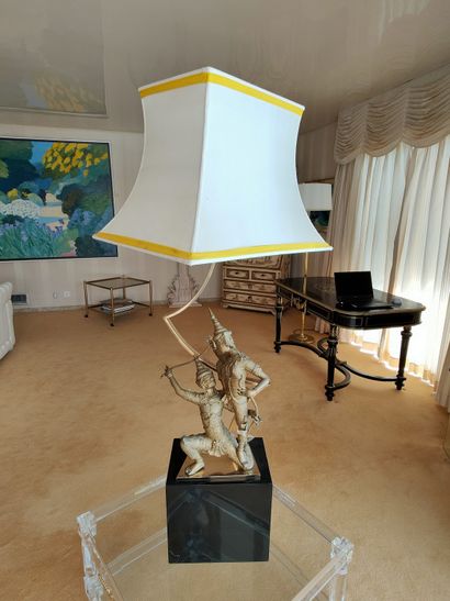 LAMPE à décor de deux sujets asiatiques -...