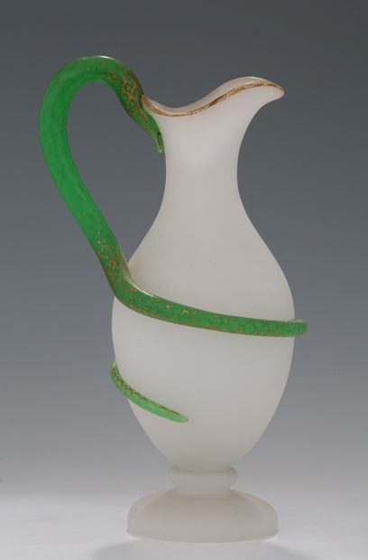 AIGUIERE balustre en opaline blanche et verte...