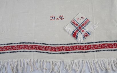 NAPPE RECTANGUALIRE ET SES 19 PETITES SERVIETTES...
