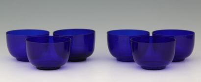 BACCARAT OU SAINT-LOUIS - SUITE DE 8 RINCE-DOIGTS...