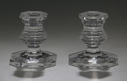 BACCARAT - PAIRE DE PETITS BOUGEOIRS DE TABLE...