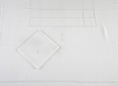 NAPPE RECTANGULAIRE ET SES 12 SERVIETTES...