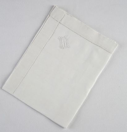 SUITE DE 8 SERVIETTES DE TABLE en fil blanc...