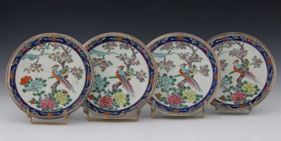 SUITE DE 4 ASSIETTES A MIGNARDISES en porcelaine...