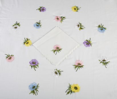 ROUND NAPPE AND ITS 8 TOWELS with scalloped...