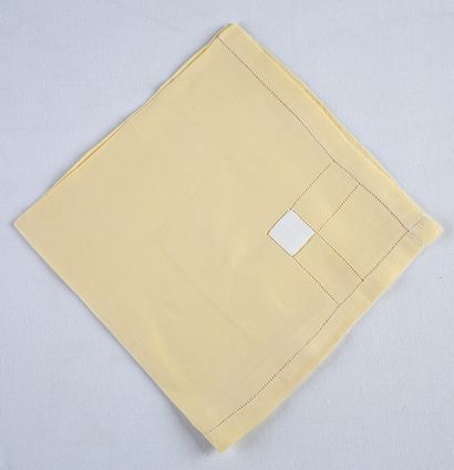 SUITE DE 8 SERVIETTES DE TABLE en lin jaune...