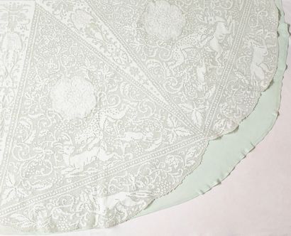 NAPPE RONDE à bord festonné en fil et dentelle...
