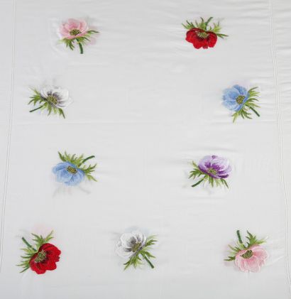 ROUND NAPPE AND ITS 8 TOWELS with scalloped...