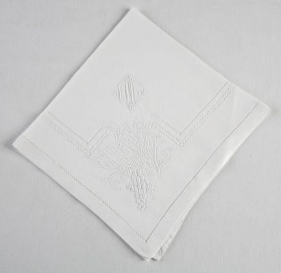 SUITE DE 12 SERVIETTES DE TABLE en fil blanc...