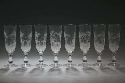 SUITE DE18 FLUTES A CHAMPAGNE en cristal...