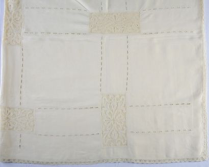 GRANDE ET BELLE NAPPE en fil ajouré et dentelle...