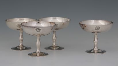 SUITE DE 4 COUPES A GLACE en métal argenté...