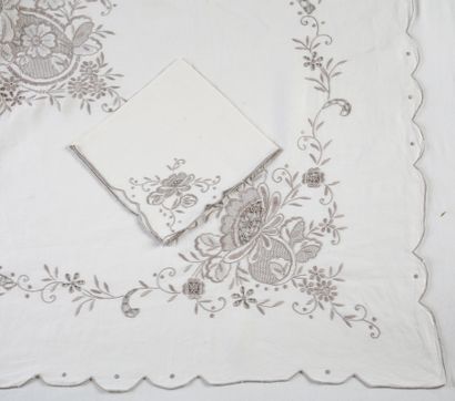 RECTANGULAR NAPPE AND ITS 9 TOWELS with scalloped...