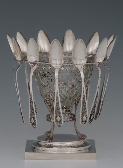 KITCHEN AND ITS 12 SPOONS in silver filigree...