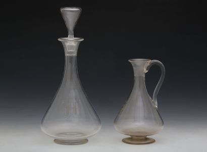 SUITE DE 7 CARAFES ET 4 CARAFONS à anse en...