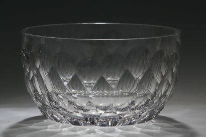GRAND SALADIER en cristal blanc taillé à...