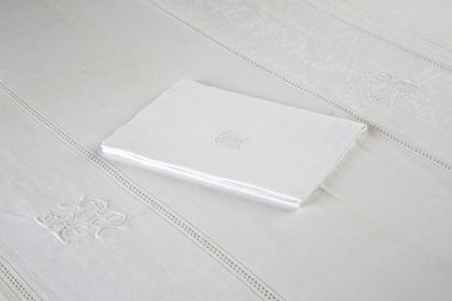 GRANDE NAPPE RECTANGULAIRE ET SES 13 SERVIETTES...