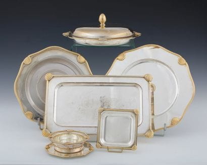 63 PIECES DE FORME ET DE PLATERIE mouvementées...