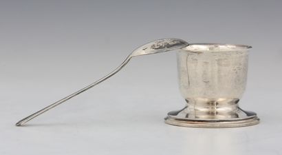 COQUETIER ET SA CUILLERE en argent Minerve...