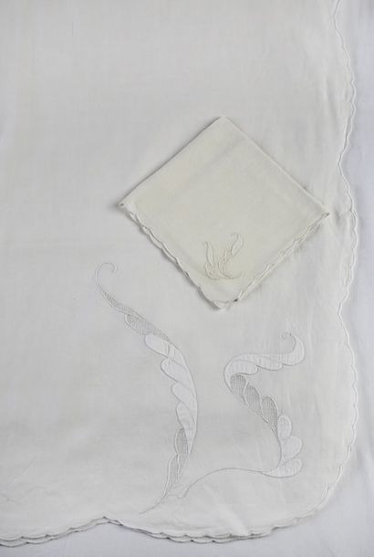 LARGE RECTANGULAR MATS AND TWELVE TOWELS...