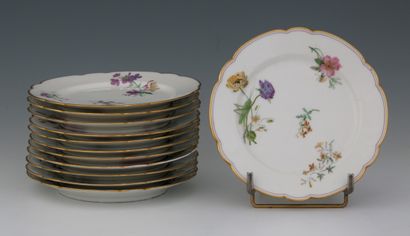 SUITE DE 12 ASSIETTES PLATES à bord mouvementé...