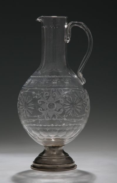 AIGUIERE en cristal taillé et gravé et pied...