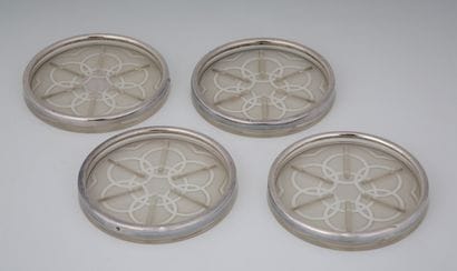 SUITE DE 4 DESSOUS DE CARAFE en verre moulé...