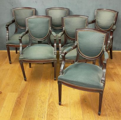 SUITE DE SIX FAUTEUILS à dossier cabriolet...