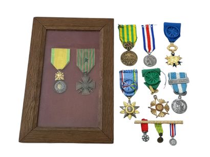 ENSEMBLE COMPRENANT :

- UN CADRE avec médaille...
