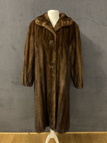 MANTEAU de vison travaillé en bandes verticales,...