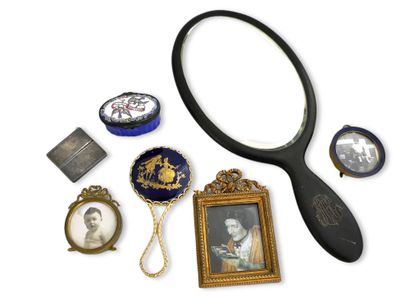 4 PORTE-PHOTO, Deux de Style Louis XVI à...