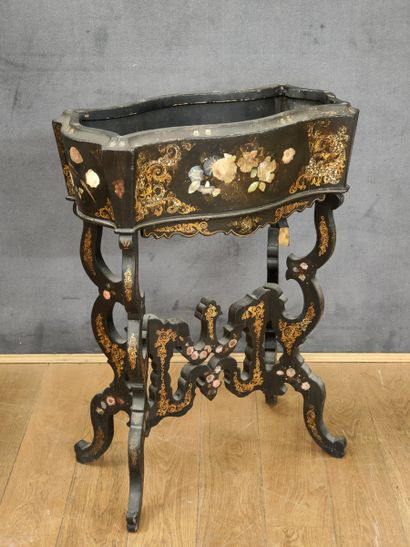 JARDINIERE de forme mouvementée Circa 1860-1880...