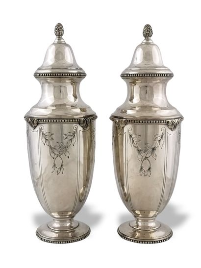 PAIRE DE VASES COUVERTS AMPHORES de Style...