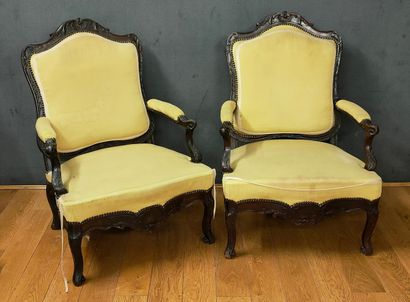PAIRE DE LARGES FAUTEUILS à dossier plat...