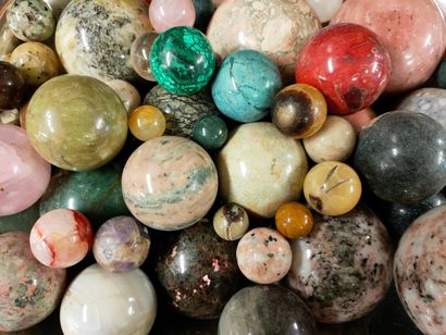 92 BILLES ET BOULES en pierres dures diverses...
