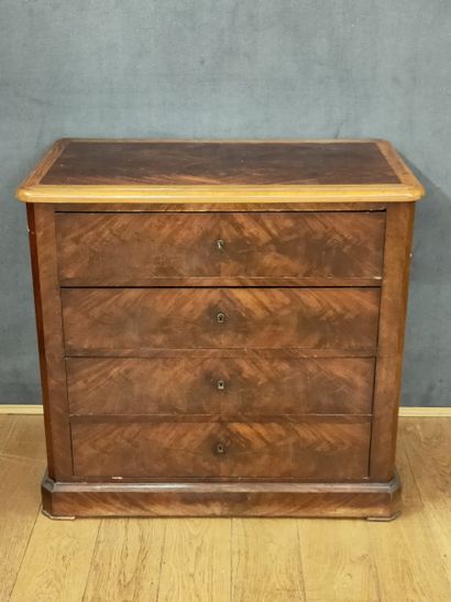 PETITE COMMODE en partie du Milieu du XIXème...