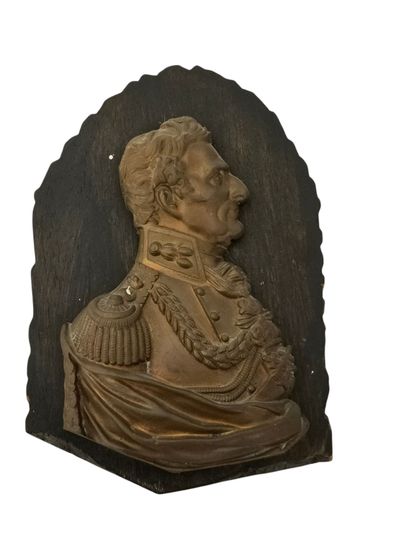 BAS RELIEF en bronze anciennement doré représentant...