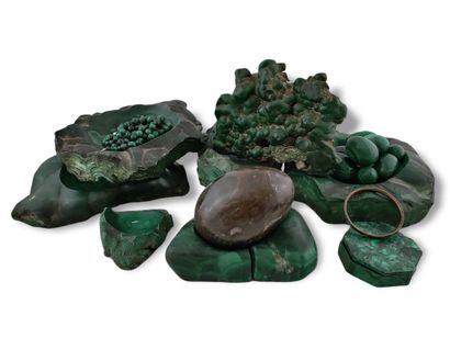 LOT DE MALACHITE, BOIS PETRIFIE ET AGATE...